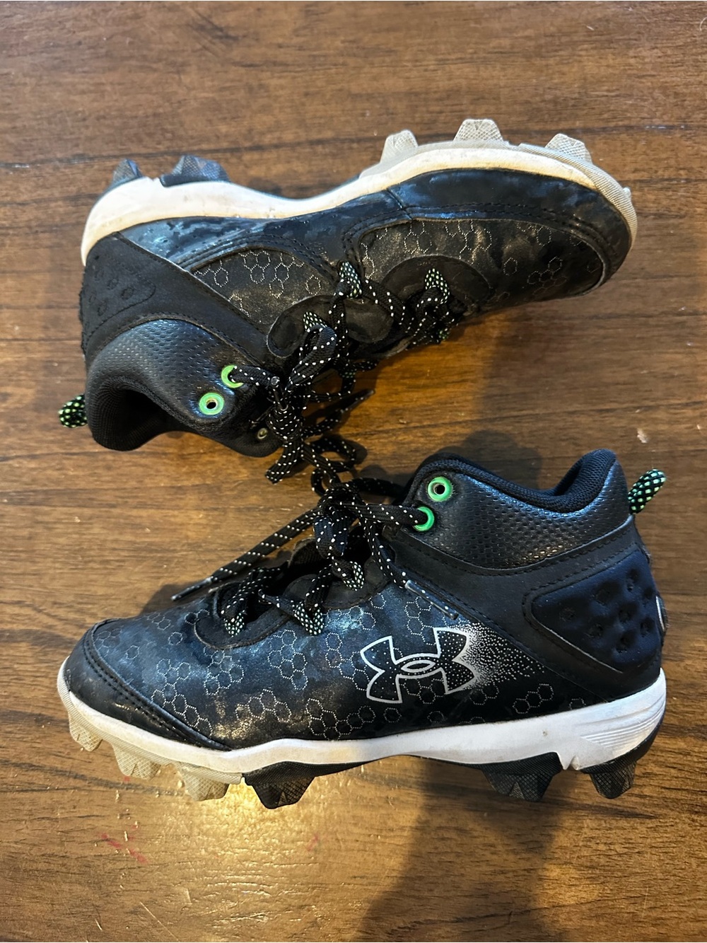Under Armour Youth Baseball Cleats Size 2Y Black Green Molded 3026597-001